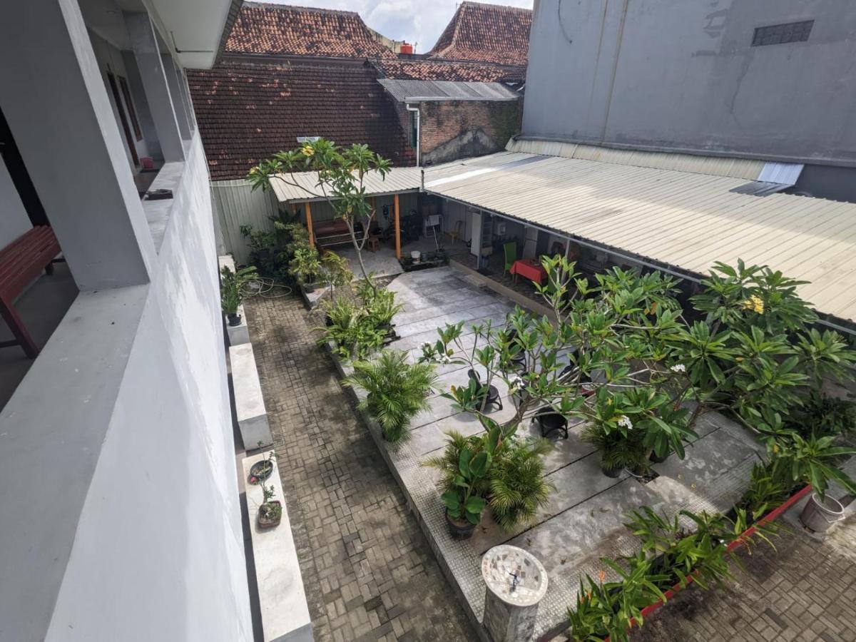 Rumah Pagar Merah Homestay Yogyakarta Exterior photo